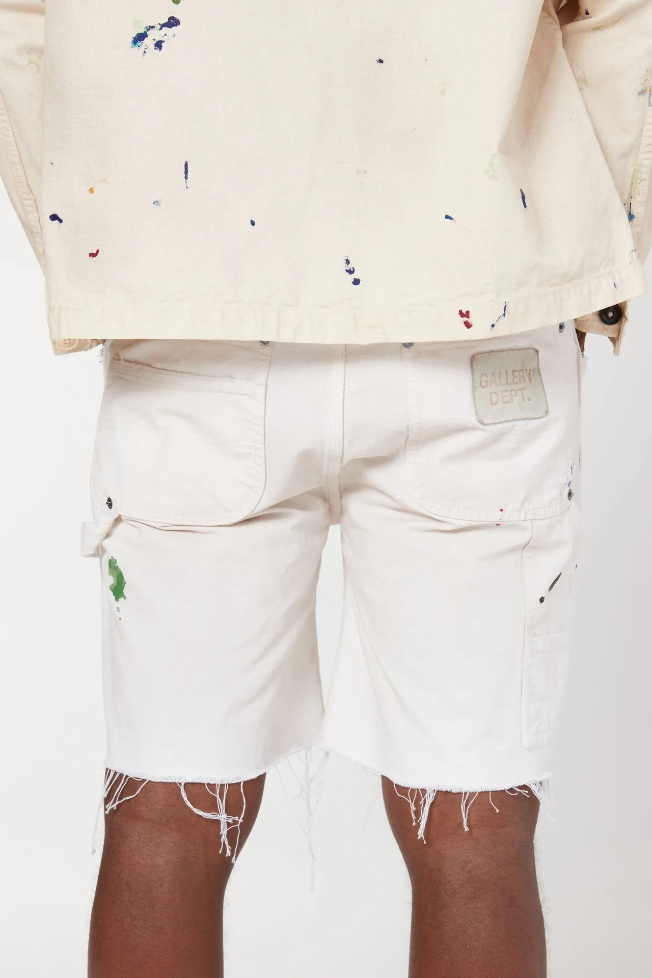 GALLERY DEPT. FLEA CARPENTER SHORTS Ink-cut knife-cut mud-dyed denim shorts. Destroy VINTAGE distressed denim shorts. Distressed white S-XL. Rewashed cement-dyed to make it old. Knife cut holes. Cat whiskers are worn. Customized full set with logo accessories. Purely handmade acrylic splash-ink graffiti.